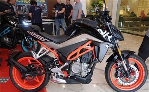 Naked-bike 'siêu ngầu' động cơ 250cc, giá chỉ ngang Honda CB150R 2019. Mới đây hãng CFMoto của Trung Quốc đã cho ra mắt mẫu naked-bike giá rẻ 250 NK 2019 tại Malaysia. Xe có 2 phiên bản gồm tiêu chuẩn và SE, giá bán từ 12.800 RM (72,1 triệu đồng) tương đương giá của Honda CB150R 2019.(CHI TIẾT)