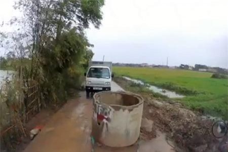 Clip: Hành động 'bất ngờ' của hai tài xế khi thấy vật cản trên đường đi