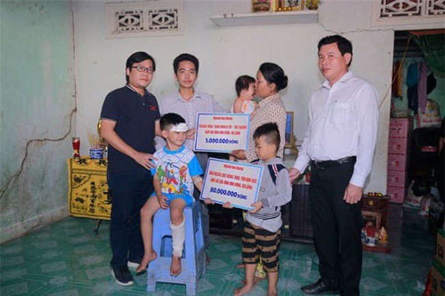 Ba em bé, lớn nhất 6 tuổi, nhỏ nhất 2 tuổi bỗng mồ côi cha mẹ vì bị cuốn vào bánh xe đầu kéo, hai bé cùng ngồi trên xe may mắn bị thương (Ảnh: Người Lao động)