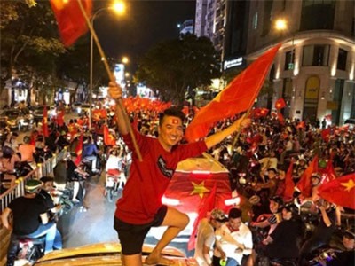 Đàm Vĩnh Hưng, H’Hen Niê vỡ òa khi Việt Nam vào tứ kết Asian Cup 2019