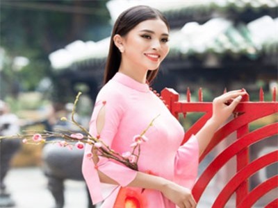 Tiểu Vy duyên dáng trong tà áo dài ở tuổi 18 xuân thì
