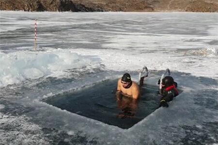 Clip: 'Rùng mình' theo dõi màn bơi 25 mét dưới lớp băng dày tại hồ nước sâu nhất thế giới