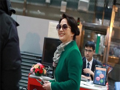 Đẳng cấp nhan sắc nhà Lưu Diệc Phi, mẹ U70 vẫn xinh đẹp trẻ trung và vô cùng khí chất