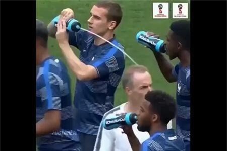 Clip: Những khoảnh khắc khó đỡ của các cầu thủ, ai cũng phải bật cười