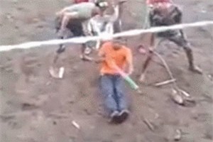 CLIP: Chàng trai ngồi im thách thức bò tót và cái kết thảm