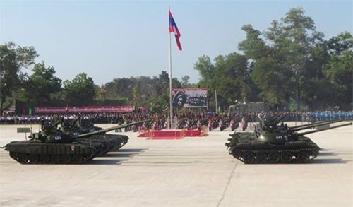 Lào phô diễn vũ khí mới sau khi trả lại xe tăng huyền thoại T-34 cho Nga