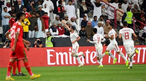 Iran đánh bại Oman để vào tứ kết.