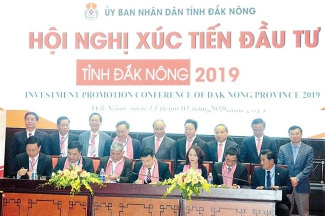 Thủ tướng Chính phủ Nguyễn Xuân Phúc, lãnh đạo các Bộ và địa phương chứng kiến Lễ ký cam kết đầu tư vào tỉnh Đắk Nông (Ảnh: ST)