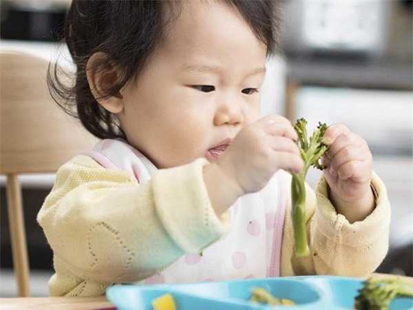 Hướng dẫn tập cho trẻ ăn dặm đúng cách