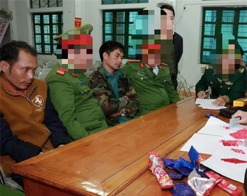 Bắt tại trận 2 đối tượng người Lào đang giao dịch hơn 2.000 viên ma túy