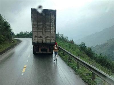Lạnh người cảnh nữ sinh đi xe đạp bám thùng container để... vượt đèo