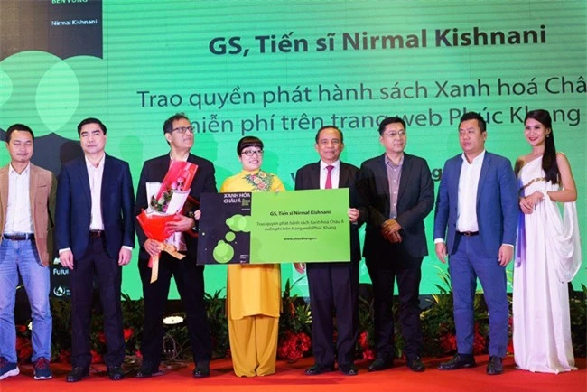 GS Kishnani đã trao quyền phát hành sách miễn phí cho bà Lưu Thị Thanh Mẫu, CEO Phúc Khang (ảnh PK)