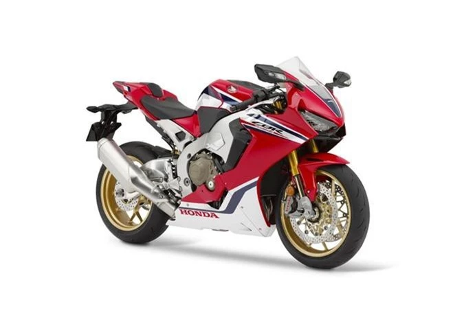 Bộ đôi Honda CBR1000RR Fireblade và CB1000R có phiên bản mới. Phiên bản mới CBR1000RR Fireblade và CB1000R sẽ chính thức được Honda Moto bán ra thị trường vào ngày 26/01/2019 với mức giá lần lượt là 560.000.000 VNĐ và 468.000.000 VNĐ (đã bao gồm VAT). (CHI TIẾT)