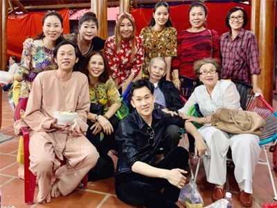 Bố mẹ Hoài Linh đến thăm nhà thờ Tổ 100 tỷ, fan phát hiện điều bất ngờ