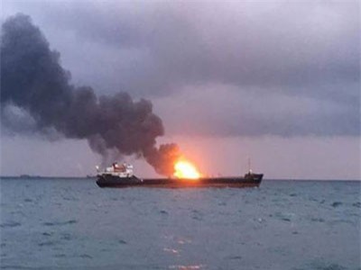 Hai tàu bất ngờ bốc cháy ngoài khơi Crimea, 11 người thiệt mạng
