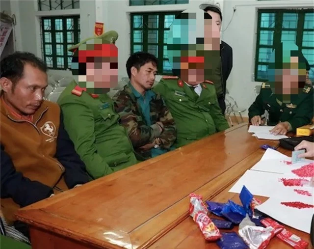 Bắt tại trận 2 đối tượng người Lào đang giao dịch hơn 2.000 viên ma túy  - 1