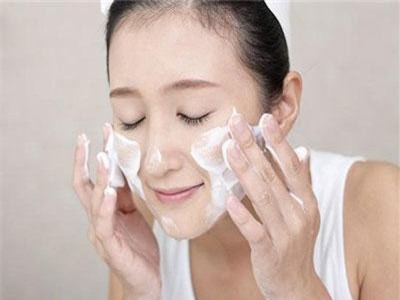 5 thói quen phụ nữ nên làm buổi tối để có làn da trẻ trung hơn