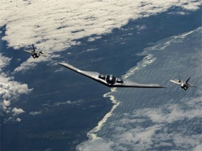 Cận cảnh 'song sát' B-2 và F-22 của Mỹ lên đường đến châu Á