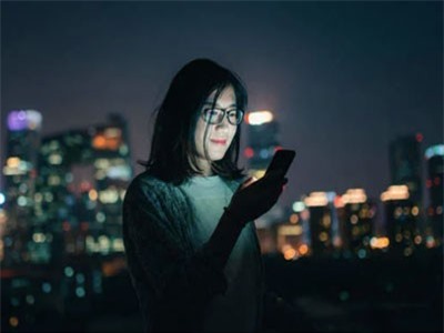 3 mẹo nhỏ để đỡ hại mắt do nhìn điện thoại suốt ngày