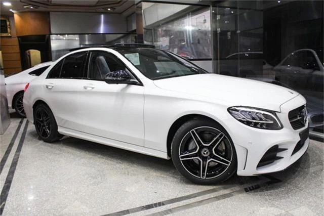 Lộ thông tin Mercedes-Benz C-Class 2019 chuẩn bị ra mắt tại Việt Nam, không còn bản C250. Mẫu sedan hạng sang của Mercedes-Benz dự kiến sẽ ra mắt thị trường Việt Nam sau Tết Nguyên đán, sẽ có 2 biến thể C200 và 1 biến thể C300. (CHI TIẾT)