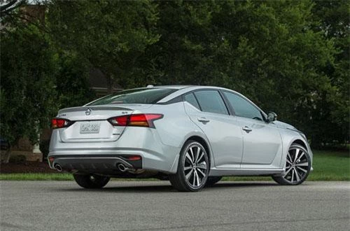 6. Nissan Altima 2019 (giá khởi điểm: 23.900 USD).