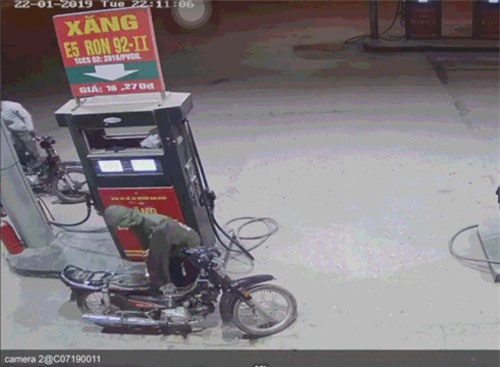 Nam thanh niên bật lửa soi... bình xăng ngay trong cây xăng