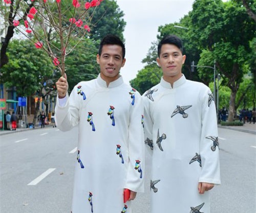 Hình ảnh Đình Trọng làm… “người mẫu” cùng Văn Quyết trước khi sang Hàn Quốc phẫu thuật