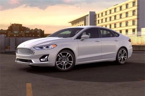 9. Ford Fusion 2019 (giá khởi điểm: 22.840 USD).