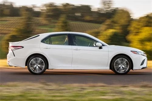 9. Toyota Camry 2019 (giá khởi điểm: 23.845 USD).