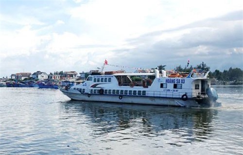 Tàu khách tông chìm tàu cá, hàng chục người hoảng loạn la hét