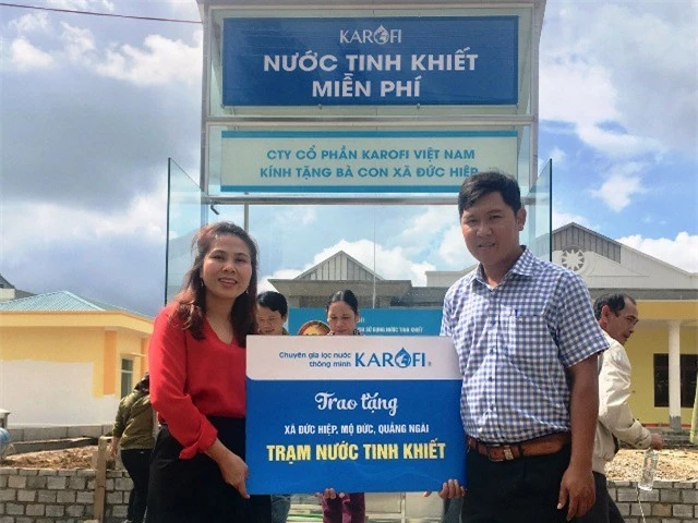 Bà Nguyễn Thị Bích Thủy - Trưởng Ban Truyền thông Marketing của Karofi – trao tặng Trạm nước tinh khiết cho đại diện xã Đức Hiệp