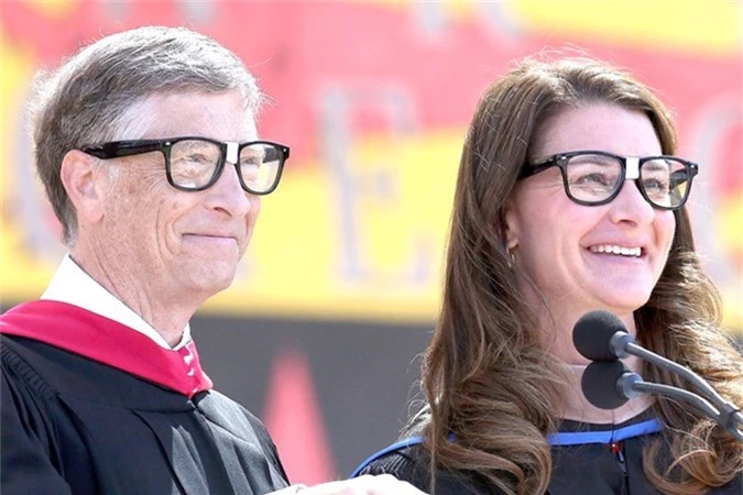 Năm 2010, Vợ chồng Bill Gates thành lập quỹ từ thiện Bill & Melinda và đã sử dụng hàng tỷ USD để giúp phát triển giáo dục, y tế trên toàn cầu. Nằm 2016, quỹ này đã đóng góp 2 tỷ USD cho các hoạt động liên quan đến sức khỏe và giáo dục. Tháng 11/2017, Bill Gates tiếp tục đầu từ 50 triệu USD vào nghiên cứu phương thức chữa bệnh Alzheimer. Tính đến cuối năm 2017, quỹ từ thiện của vợ chồng Bill Gates đã quyên góp hơn 4,78 tỷ USD cho các dự án từ thiện do Quỹ Bill & Melinda Gates quản lý.