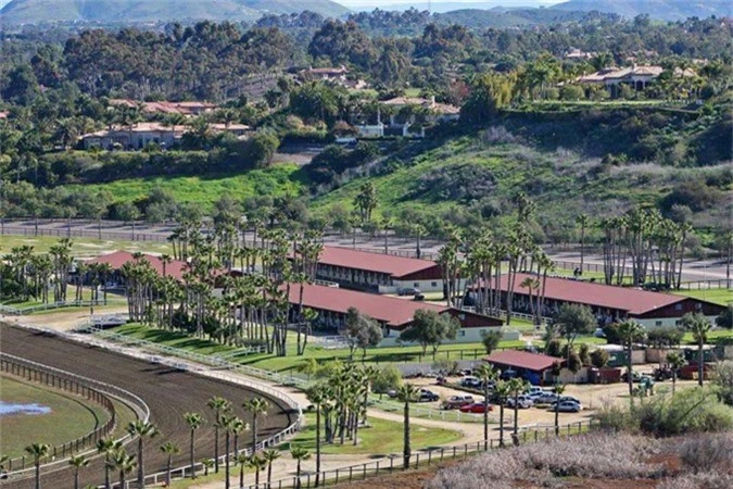 Năm 2014, Bill Gates cũng chi 18 triệu USD để mua lại trang trại ngựa Rancho Paseana có diện tích hơn 900.000 m2 tại Rancho Santa Fe. Trang trại gồm một đường đua 1,2 km, 5 chuồng ngựa và là món quà ông dành cho cô con gái Jenifer, người đam mê môn cưỡi ngựa.