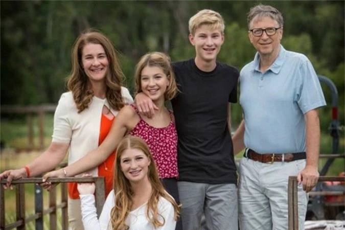 Bill Gates dành nhiều thời gian để du lịch cùng vợ và ba con. Gia đình ông thường xuyên có những chuyến du lịch sang chảnh đến những địa điểm mới lạ, khám phá phá thiên nhiên. 