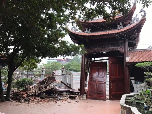 Hà Nội: Cổng chùa bị đâm đổ nát trong đêm - 1