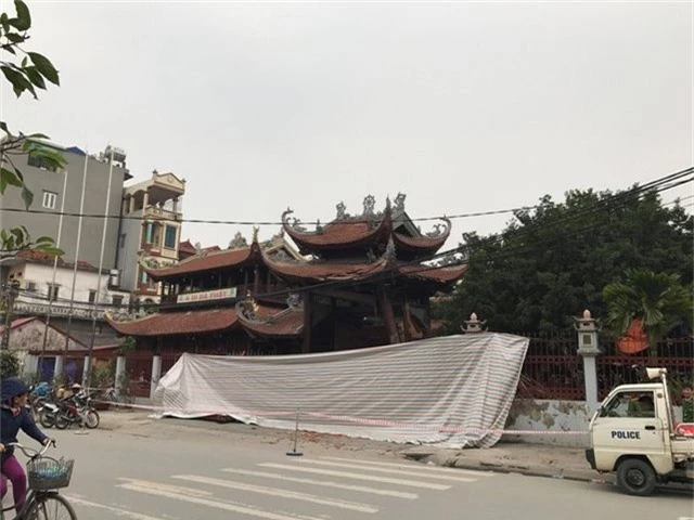 Hà Nội: Cổng chùa bị đâm đổ nát trong đêm - 4