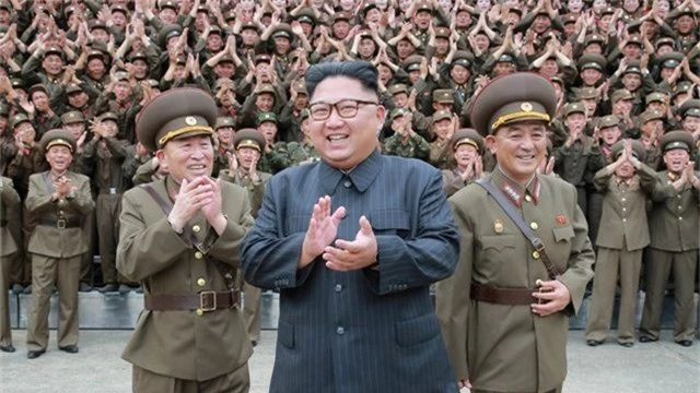 Ông Kim Jong-un tặng quà hiếm cho quan chức Triều Tiên dịp năm mới - 1