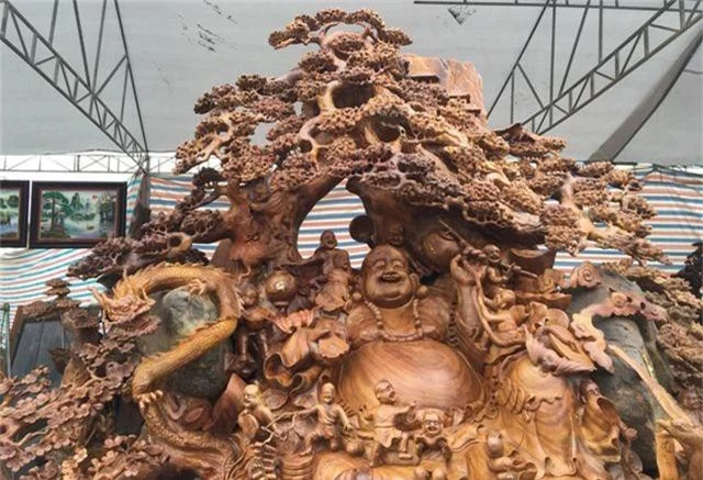 Pho tượng bằng gỗ quý nặng 3,5 tấn được rao bán 1,2 tỷ đồng - 1