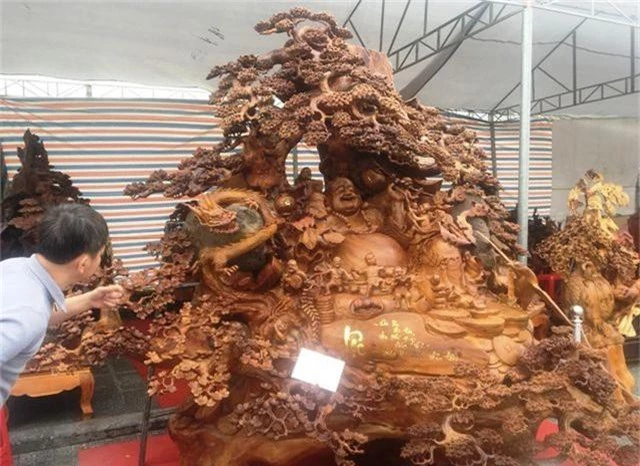 Pho tượng bằng gỗ quý nặng 3,5 tấn được rao bán 1,2 tỷ đồng - 14