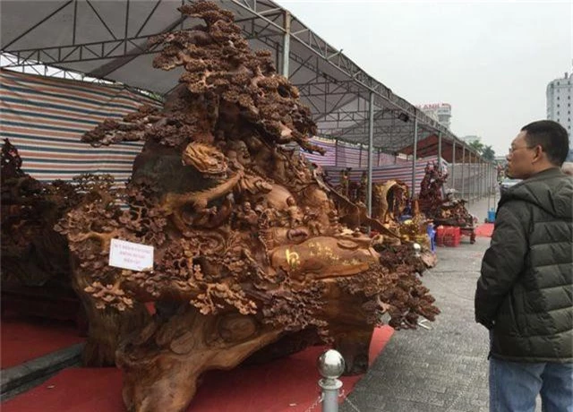 Pho tượng bằng gỗ quý nặng 3,5 tấn được rao bán 1,2 tỷ đồng - 2
