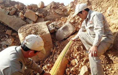 Phát hiện bom “khủng” gần cửa khẩu Lao Bảo