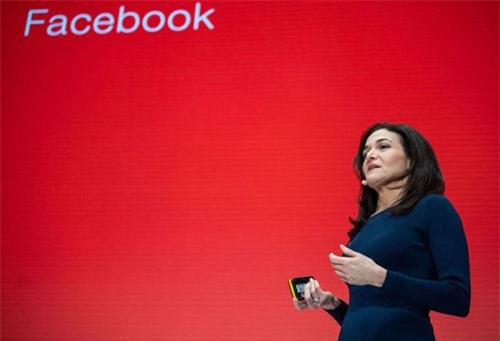 Facebook phải nhượng bộ để ngăn chặn tin giả bầu cử