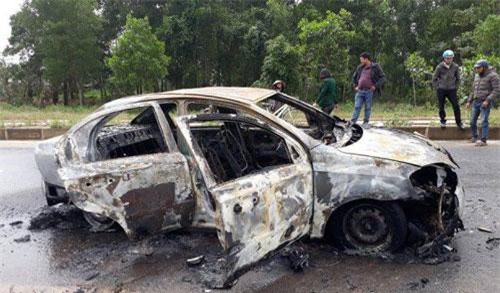 Ô tô đang chạy bỗng nhiên bốc cháy, 2 người kịp thoát thân