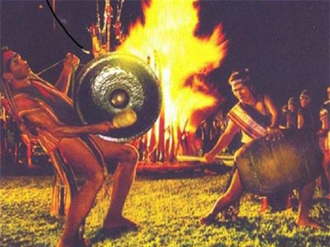 Trình diễn đúc cồng chiêng tại Lễ hội Cà phê Buôn Ma Thuột năm 2019