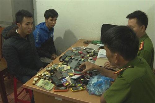 Đắk Lắk: Đôi tình nhân cùng nhau trộm hơn 200 chiếc điện thoại