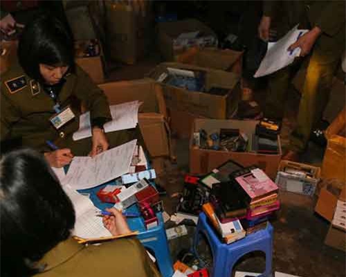 Kho hàng kích dục khổng lồ giữa Hà Nội