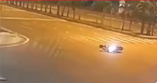 Clip: Chạy nhanh vấp phải gờ giảm tốc, xe máy ngã lăn ra đường
