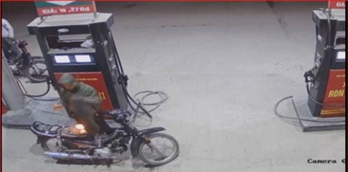 CLIP: 'Cái kết đắng' cho tài xế xe máy lấy bật lửa soi bình xăng