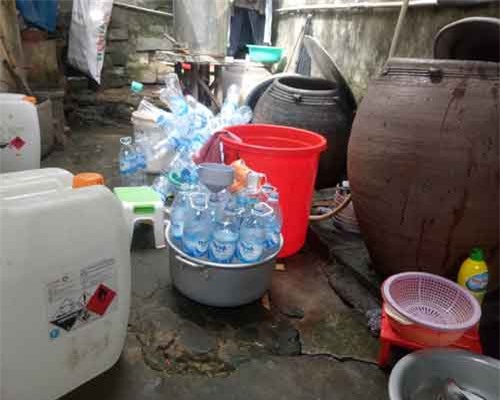 Đột kích cơ sở sản xuất giấm bằng axit