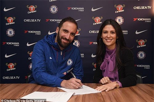 Chính thức: Chelsea nổ "bom tấn" Higuain